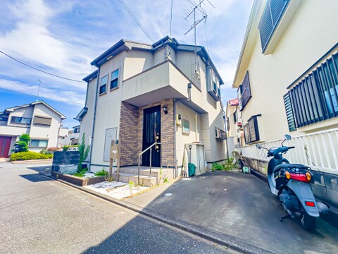 周辺に建ち並ぶ邸宅も、それぞれに個性がありながらも全体的に瀟洒な雰囲気を醸し出している邸宅街の一角。2026/7/11撮影