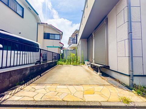 カースペースをご用意しております。玄関にも1台分ご用意しております(車種による)。2026/7/11撮影