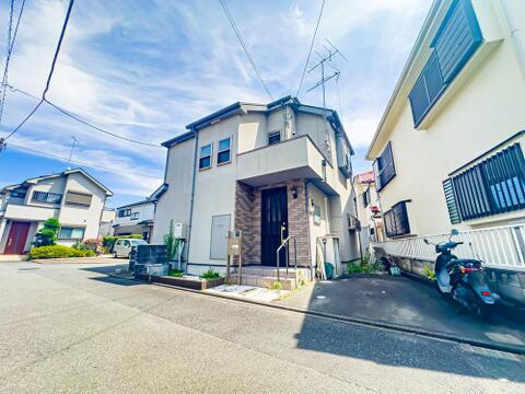 前面道路は東・北側約5mの広さがございます。閑静な住宅地に位置し、静かな暮らしを守ってくれます。2026/7/11撮影