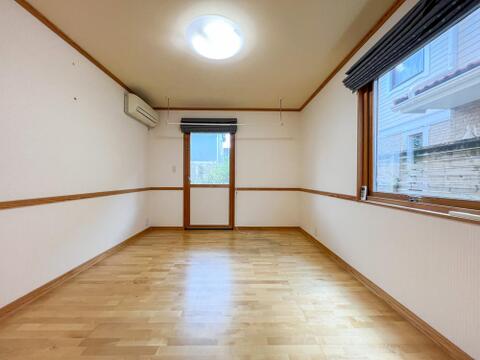 「約6.8帖の主寝室」勝手口や室内物干し器具を備えた機能的なお部屋。WIC付きでスッキリ片付きます。