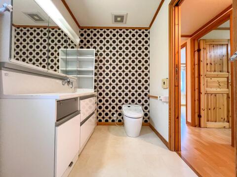 「サニタリールーム」お洒落なアクセントクロスが映える広々空間。洗面とトイレが一体の海外風デザイン。