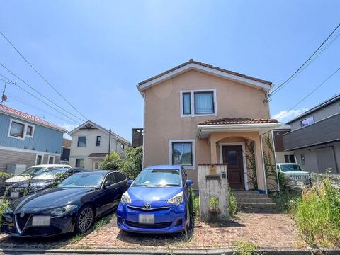 「北欧風の可愛らしい外観」温かみのある外観デザイン。お車を駐車可能なアプローチスペースです。