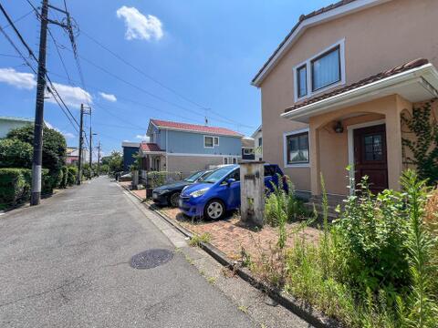 「約5mの平坦な公道」落ち着いた閑静な住宅街。お車の出し入れやすれ違いもスムーズに行えます。