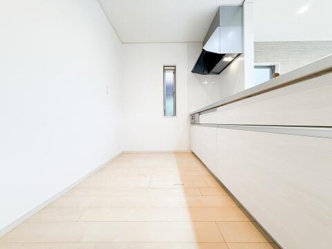 対面式システムキッチンは、開放感があり、会話をしながら料理ができる贅沢な空間。ゆとりのある広さが使い勝手を高め、豊富な収納があるため、調理器具や食材もすっきり整理。毎日のキッチン時間が快適です。