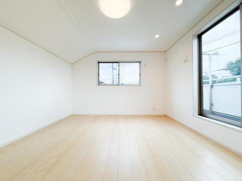 採光に優れ、ゆとりある広さが魅力の居室。窓から差し込む自然光が室内を明るく照らし、日常の生活空間として快適にお使いいただける環境が整っています。