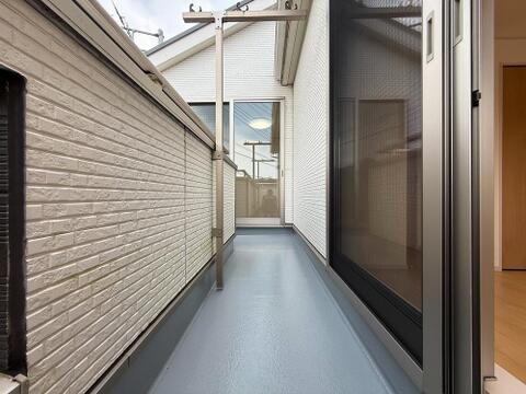 ゆとりある広さのバルコニーは、洗濯物がたっぷり干せるうれしい設備です。屋外の空気を感じながらくつろげるスペースとしても活用でき、生活の幅が広がります。