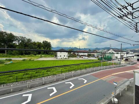 閑静な住宅街に位置するからこその落ち着いた眺望。窓の外に広がる穏やかな街並みが、日々の暮らしに静かな安らぎをもたらします。