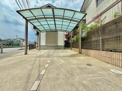広さがしっかりと確保されたカースペースは、車を持つご家庭にとって嬉しいポイント。荷物の積み下ろしがスムーズで、日常の使い勝手が良く、生活の利便性を高めてくれます。