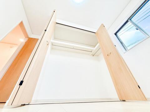 各居室に使いやすいクローゼットを設置。衣類や日用品をすっきりと収納でき、室内をいつも整頓した状態に保ちやすいのが毎日の暮らしをサポートします。