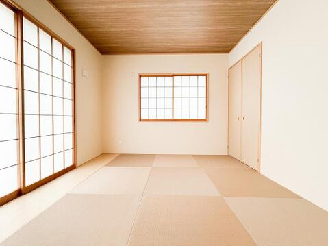 琉球畳を採用した和室は、モダンな雰囲気と和の趣が融合した空間です。清潔感を保ちやすいデザインで、和洋どちらのインテリアにも馴染みます。