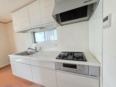 対面式キッチンはご家族との会話を楽しみながら料理ができる開放的な空間です。窓付きで自然換気もしやすく、リフォーム後は新しい設備で気持ちよくお使いいただけます。毎日の家事も快適です。