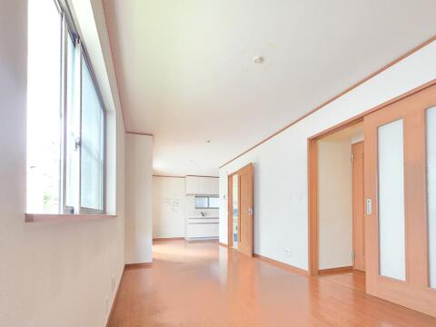大きな窓から陽光が差し込む明るいリビングです。隣接する和室と一体利用もでき、ご家族の団らんや来客時など用途に合わせて使い分けられます。リフォーム後の住まいで新生活を気持ちよく始められます。