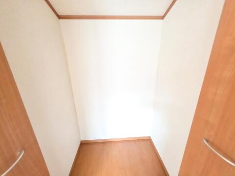 ハンガーパイプ付きのクローゼットは衣類をまとめて収納できるほか、季節用品やバッグなどもすっきり整理できます。居室を広く使いやすくし、住空間をより快適に保てる便利な収納スペースです。