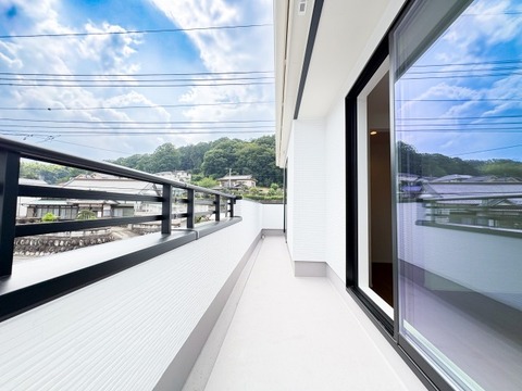 ゆとりある広さのバルコニーは、洗濯物がたっぷり干せるうれしい設備です。屋外の空気を感じながらくつろげるスペースとしても活用でき、生活の幅が広がります。