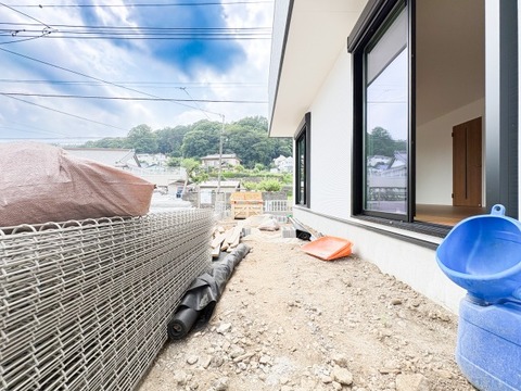 広々とした庭スペースは、お子様が遊ぶ場所や家庭菜園など多目的に活用できます。屋外での時間が豊かになる、戸建てならではの魅力的なスペースです。