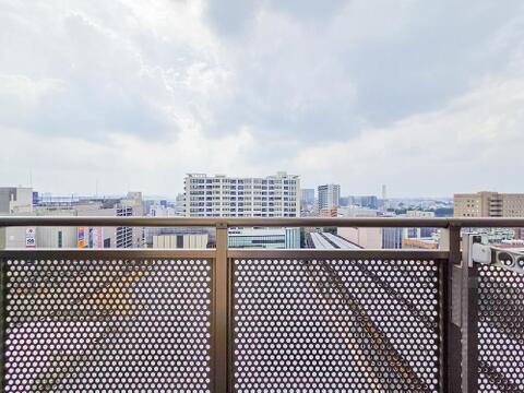 たっぷりの日差しが入る住まいは、家族みんなが心地よく過ごせる明るさが魅力です。光がたくさん入るため植物も育ちやすく、インテリアを彩る楽しみが増える住環境です。