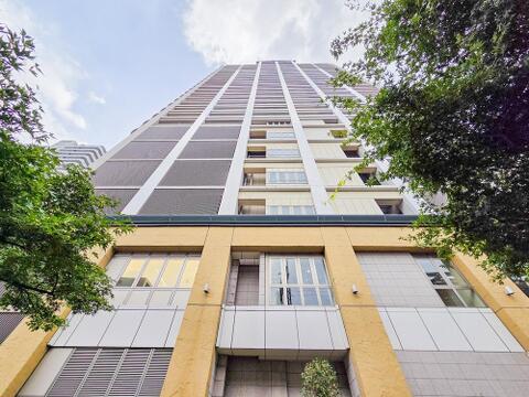 大規模コミュニティならではの魅力が詰まったマンション。共用施設や広場が充実しており、住民同士の交流が自然と生まれ、暮らしに彩りを添えてくれます。心地よい日常が広がる住環境です。