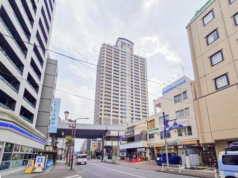 存在感のある外観が特徴のマンション。落ち着いたデザインとしっかりとした構造が安心感をもたらし、住まいとしての信頼性が感じられる美しい造りです。