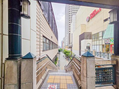 落ち着いた佇まいが魅力のマンションで、帰宅するたびにほっとする安らぎが感じられます。高級感と清潔感が漂う外観が、暮らしに彩りを添えてくれる住まいです。