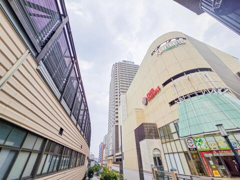 マンション周辺は大型商業施設が充実しており、色々な物が揃っている買い物環境が魅力です。