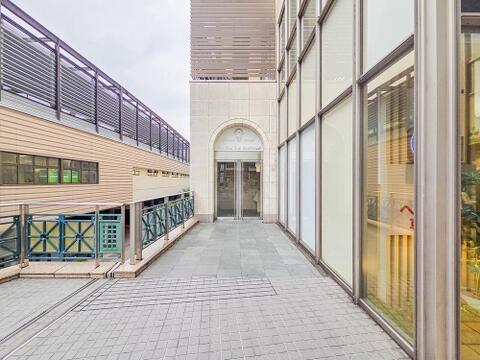 物件2階エントランスとぺデストリアンデッキが繋がっており、府中駅直結の利便性が高いタワーレジデンスです。