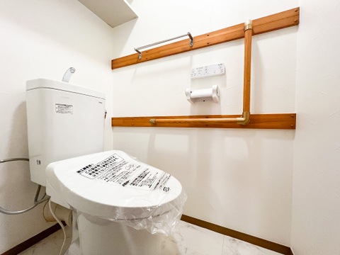 清潔感のあるトイレは、シンプルでモダンなデザインが魅力です。広めのスペースでゆったりと使えるため、毎日の生活がより快適に。綺麗だからこその心地よさを感じられる空間です。
