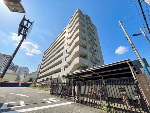 スタイリッシュで洗練された外観が、毎日帰宅するのを楽しみにさせてくれます。上質なデザインが目を引き、住む人にも訪れる人にも好印象を与える美しい佇まいが魅力です。