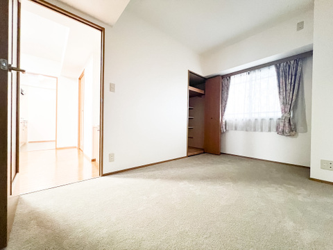 窓から差し込む柔らかな光が心地よい居室は、広さがあり、のびのびとした気分で過ごせます。趣味やリラックスの時間を楽しめる多用途な空間で、心安らぐ毎日が広がります。