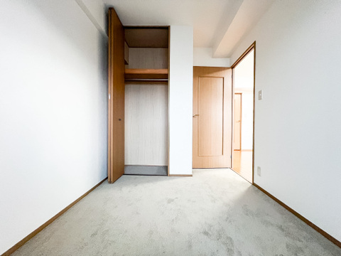 広々な子供部屋は、のびのびと過ごせる空間が魅力です。明るい日差しが差し込み、遊びや勉強に集中できる居心地の良い環境となります。お子さまの成長に合わせたレイアウト変更もしやすく、収納も充実しています。