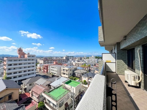 眺望が魅力の住まいで、窓からの景色が心を癒してくれます。季節ごとに移ろう風景を楽しめ、心安らぐ時間が流れる空間が広がります。毎日の生活に豊かさを与えてくれる場所です。
