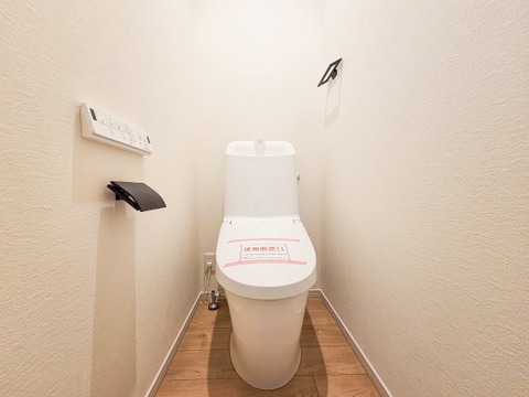トイレには新築ならではの清潔感が漂い、シンプルなデザインが心地よい空間を作ります。広めのスペースでリラックスして使える設計がされており、日々の生活がより快適です。