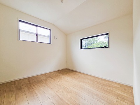 広々な子供部屋は、のびのびと過ごせる空間が魅力です。明るい日差しが差し込み、遊びや勉強に集中できる居心地の良い環境となります。お子さまの成長に合わせたレイアウト変更もしやすく、収納も充実しています。