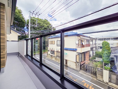 広々なバルコニーは、日当たりが良く、洗濯物がすっきりと乾きやすいのが魅力です。風通しも良いため、毎日のお洗濯が快適に進み、家事の負担が軽減されます。自然の風を感じながら、清々しいひとときを過ごせます。