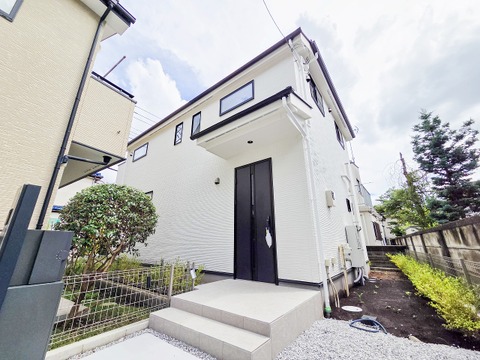 シンプルモダンな外観が魅力の建売住宅。飽きのこないデザインが特徴で、どんなインテリアにもマッチし、周辺の街並みにも自然と溶け込みます。上品な外観が、帰宅するたびにほっとする空間を演出してくれます。