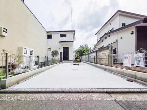 敷地内に駐車場があるため、車の移動がスムーズに行え、日常の外出が便利です。防犯面でも安心して利用できる駐車場です。