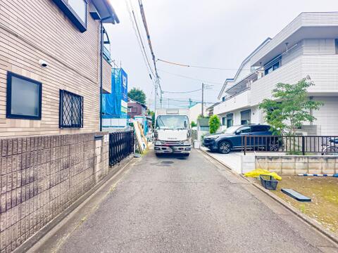 前面道路は車通りが少なく、車庫入れがスムーズに行えます。2026/7/16撮影