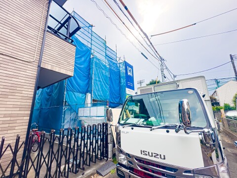 周辺に建ち並ぶ邸宅も、それぞれに個性がありながらも全体的に瀟洒な雰囲気を醸し出している邸宅街の一角。2026/7/16撮影