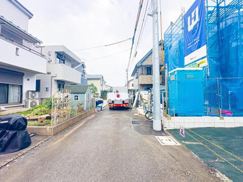 前面道路は北側約4mの広さです。車通りが少なく、静かな暮らしを守ってくれます。2026/7/16撮影