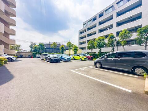 駐車場スペース。月額11000円でご利用いただけます。ご利用の際は空き状況を確認いたします。2026/7/16撮影