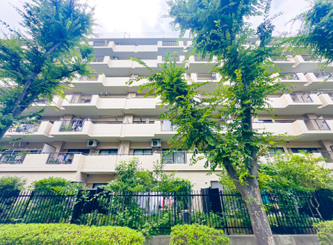 色合いも落ち着いた色を中心に構成され、重厚感のある雰囲気で居住者・来客者を迎えてくれます。2026/7/16撮影