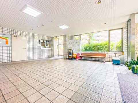 ロビースペースに、そのマンションの「格」が表れる。ちょっとした待ち時間にも重宝する住民憩いの場です。2026/7/16撮影