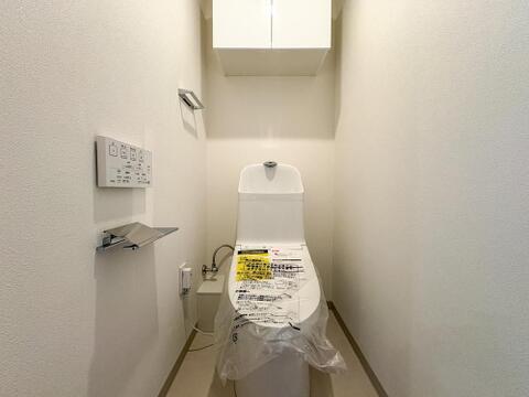 最新の設備が整った清潔なトイレは、家族みんなが快適に使えるプライベート空間です。上部収納でストックもすっきり片付きます。