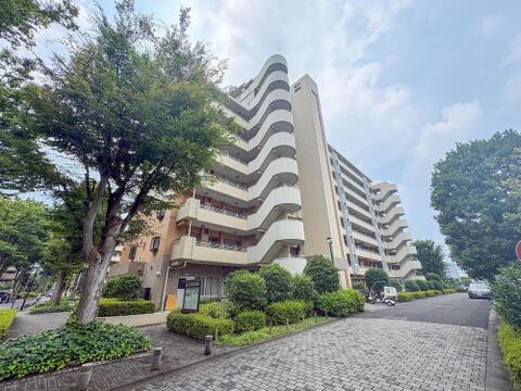 特徴的なデザインが目を引くマンション外観。豊かな緑に囲まれ、お子様との散歩も楽しめる落ち着いた住環境です。家族の笑顔が育つ毎日がここにあります。