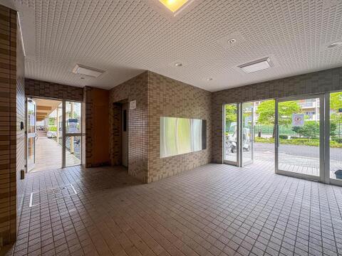 家族の笑顔を育む、明るく広々としたエントランス。ベビーカーもゆったりと通れる設計で、毎日のお出かけが快適になります。