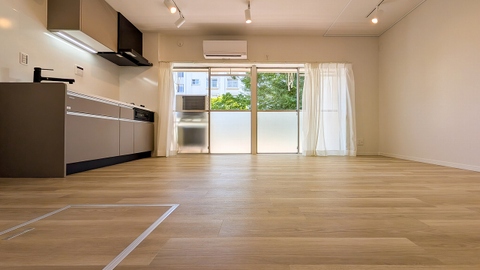 大きな窓で外の景色や光を感じられる開放感あふれるリビングです。窓から見える緑が安らぎを与えてくれます。