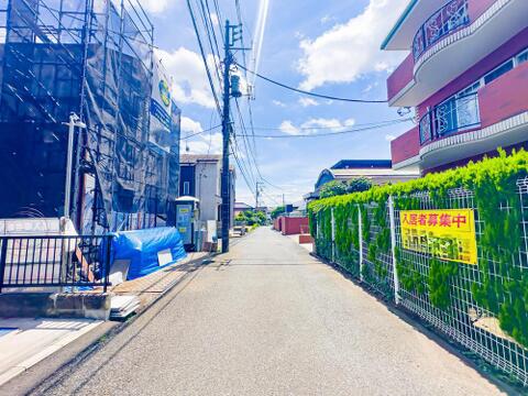 前面道路は西側約4m、南側約4.5mの広さがございます。車通りが少なく、静かな暮らしを守ってくれます。2026/7/19撮影