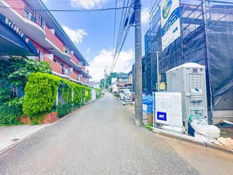 前面道路は車通りが少なく。車庫入れがスムーズに行えます。2026/7/19撮影