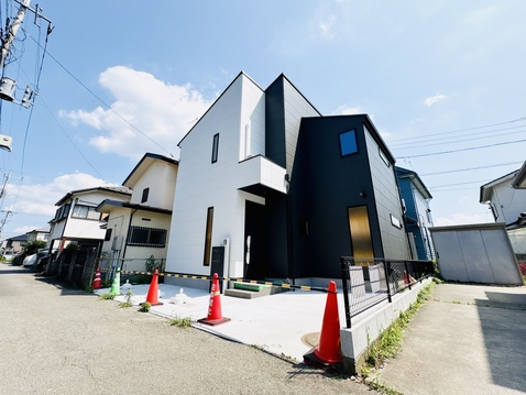 白と黒のコントラストが美しいモダンな外観デザイン!カースペースもしっかり確保!玄関へのアプローチもフラットで、荷物が多い日のお買い物帰りも快適です。
