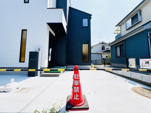 カースペースもしっかり確保!玄関へのアプローチもフラットで、荷物が多い日のお買い物帰りも快適です。