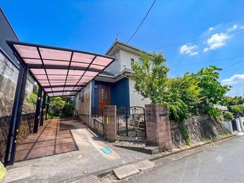 「敷地70坪超のゆとり」緑あふれる第一種低層・風致地区。カーポート付き駐車場を備えた一戸建て。